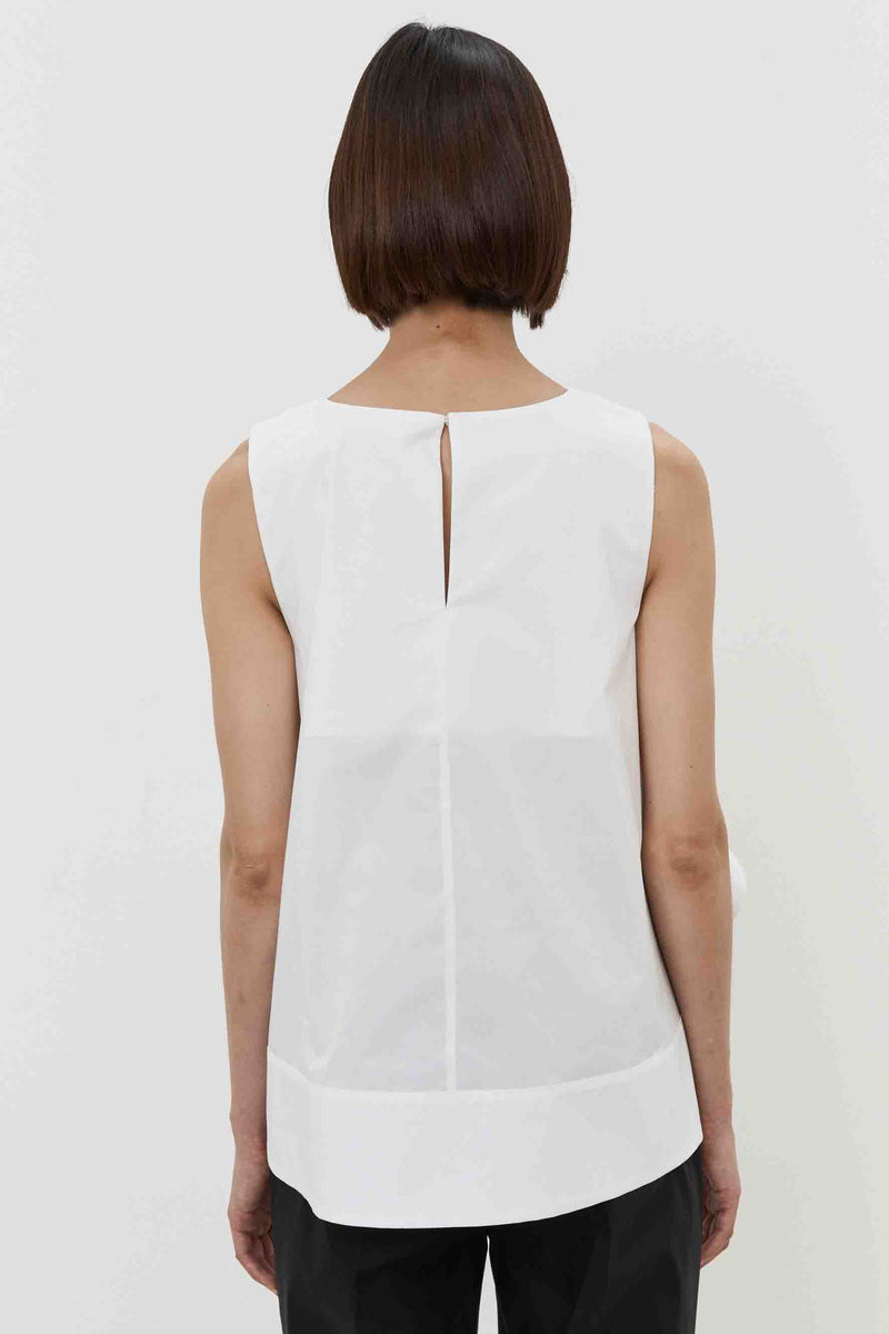 Blusa smanicata con spacco sul fianco