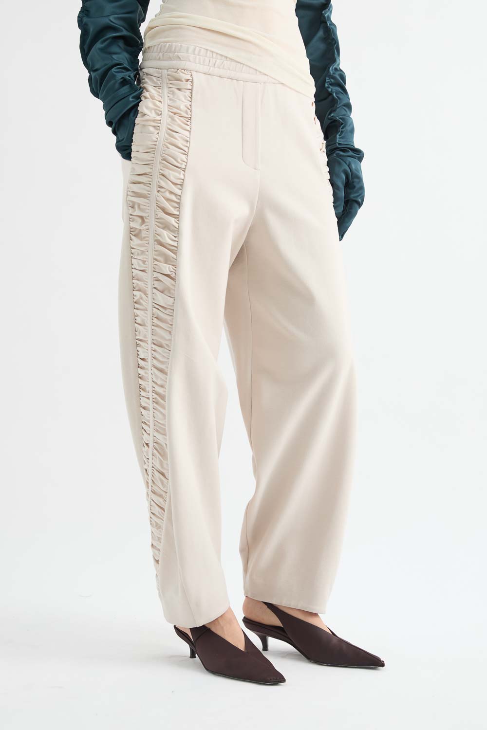 PANTALONE CON ARRICCI SUI FIANCHI