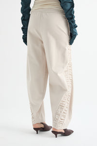PANTALONE CON ARRICCI SUI FIANCHI