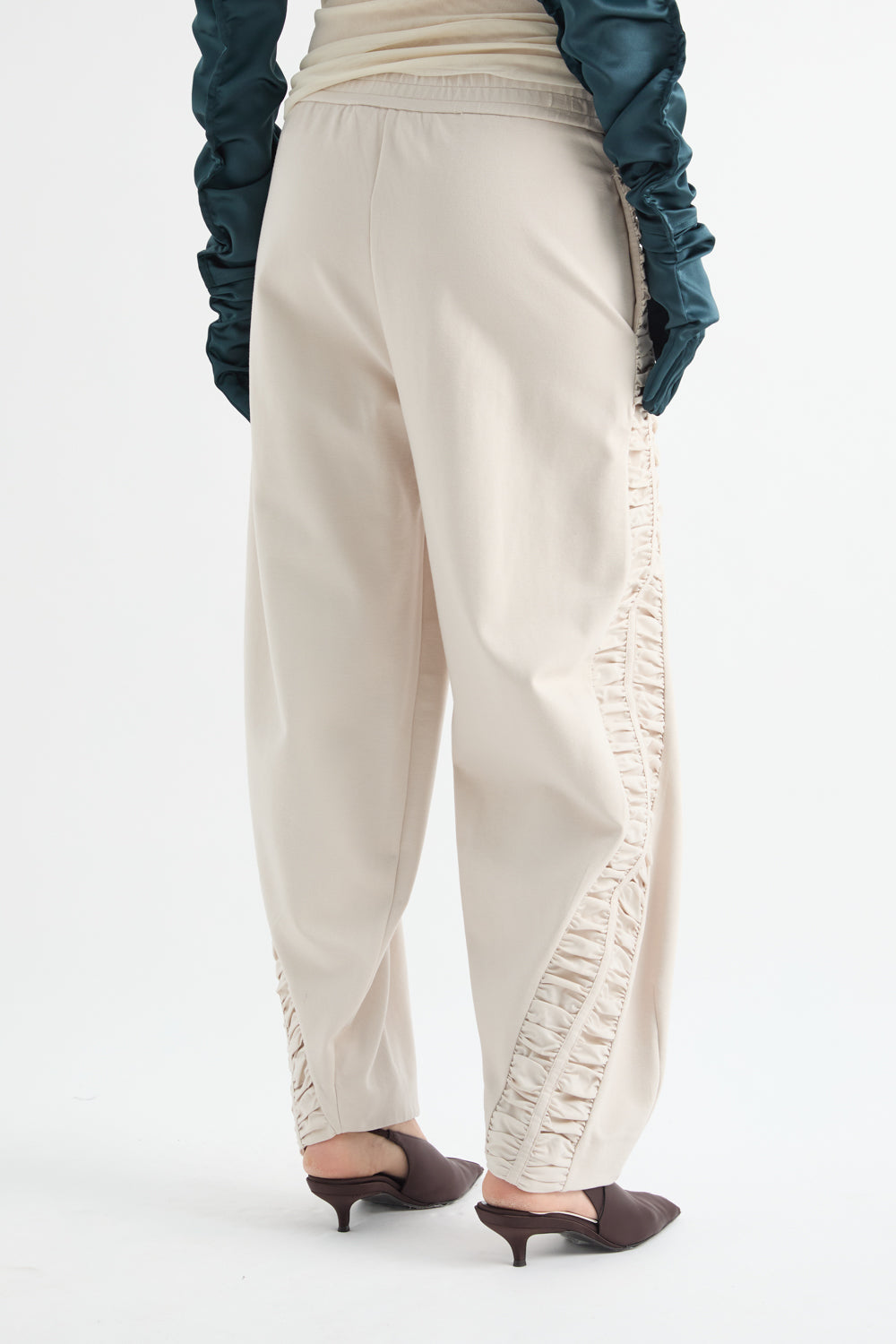 PANTALONE CON ARRICCI SUI FIANCHI