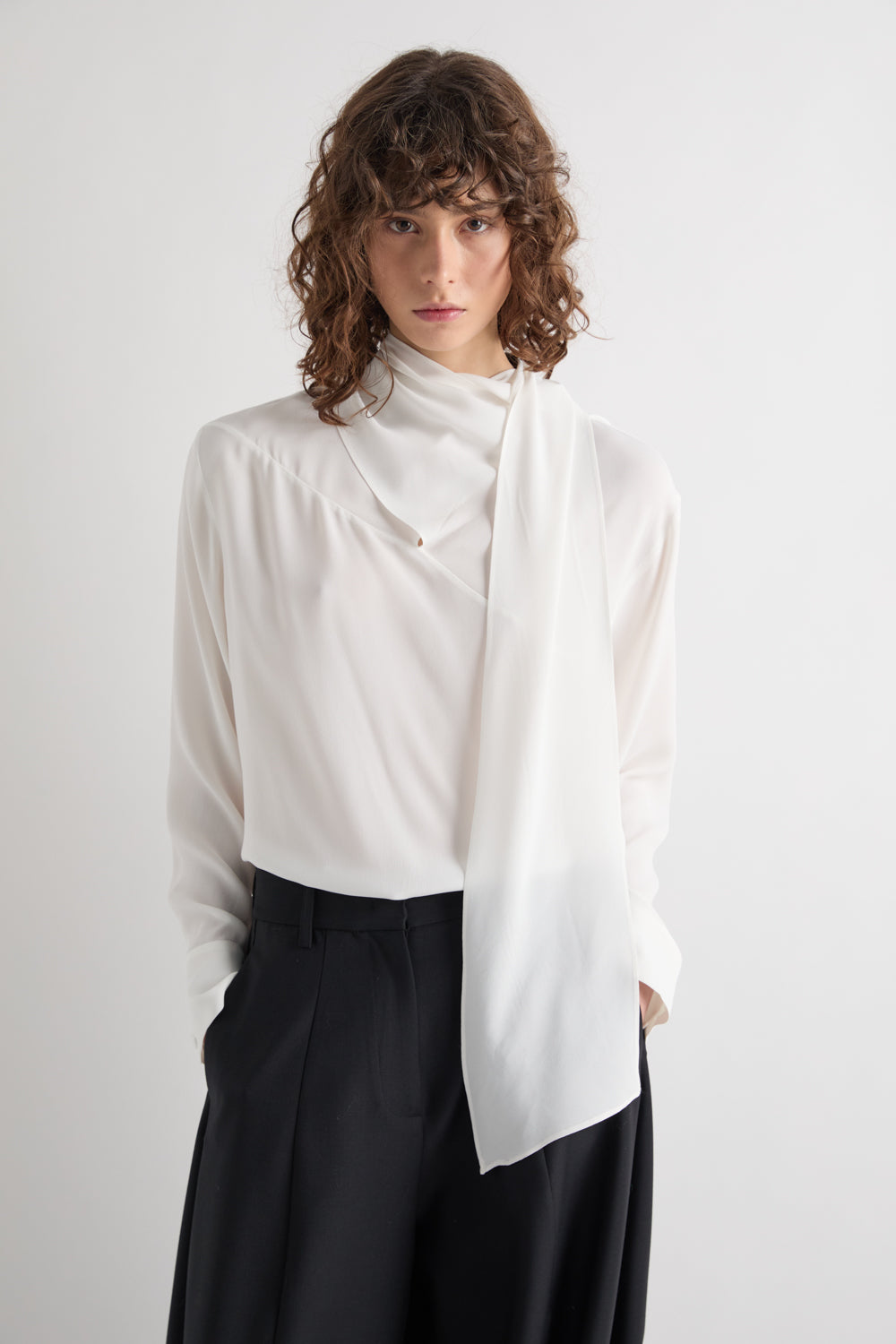 BLUSA IN MISTO CREPE DI SETA CON NASTRO DA ANNODARE