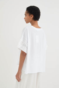 T-SHIRT CON APPLICAZIONI SULLA MANICA