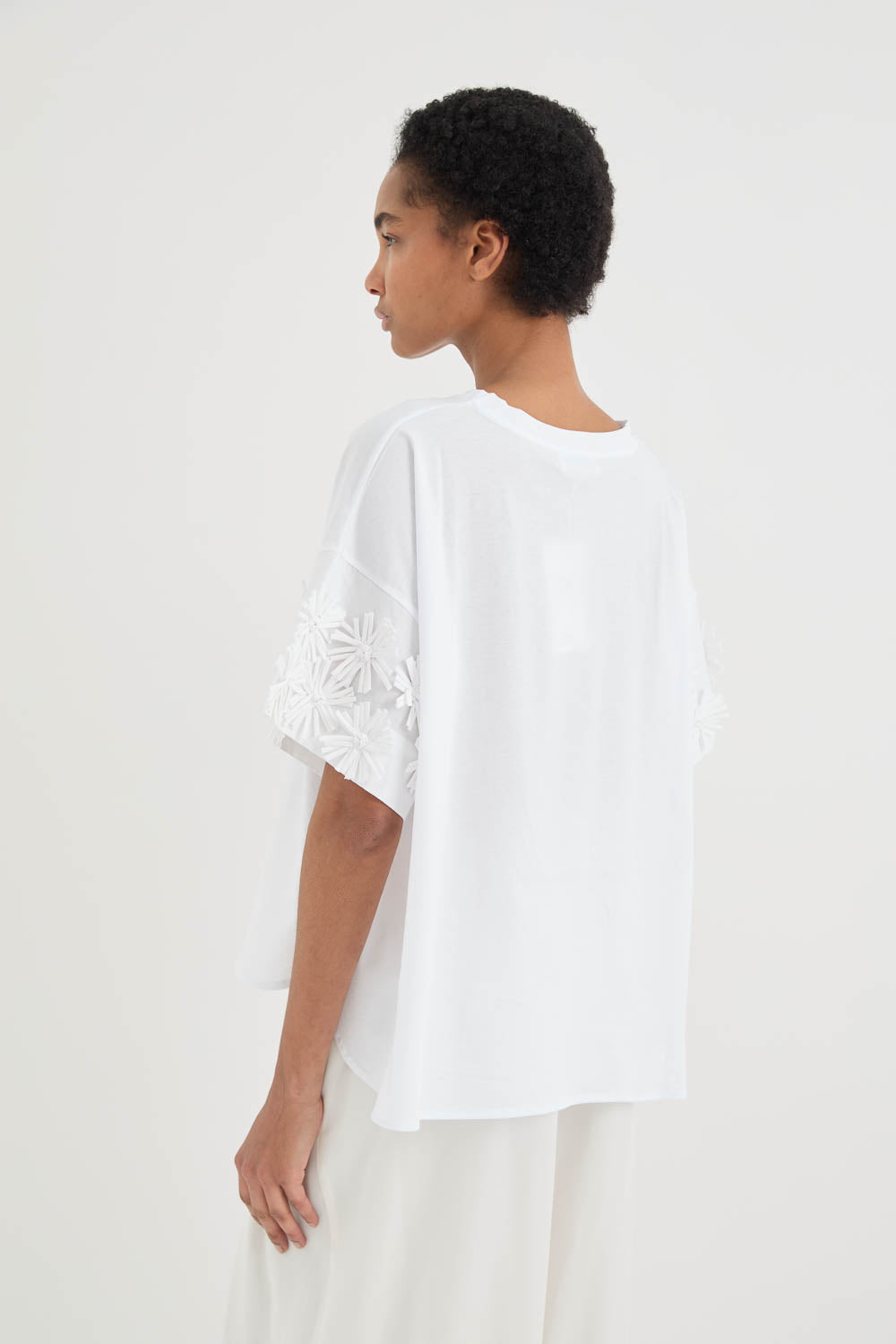 T-SHIRT CON APPLICAZIONI SULLA MANICA