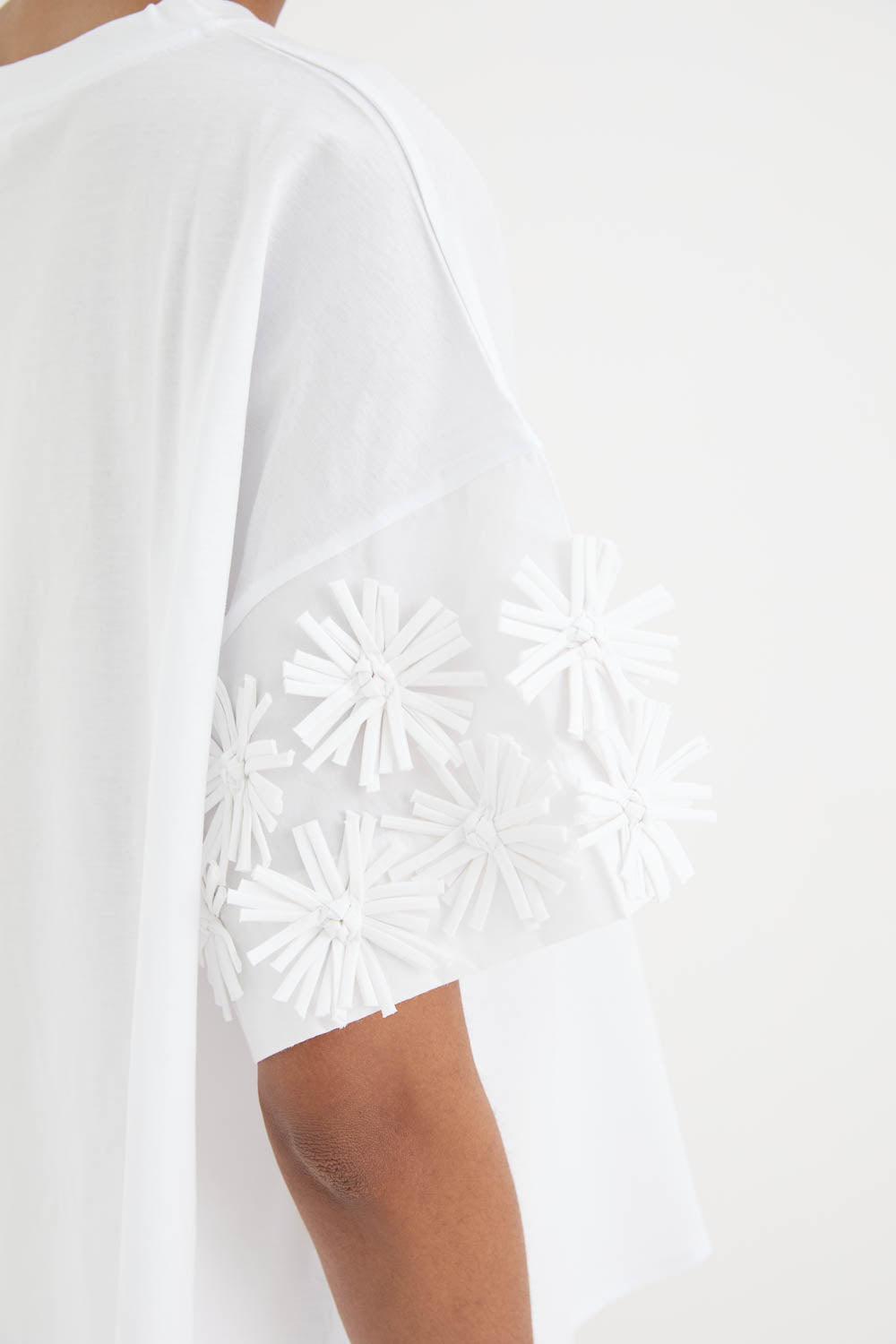 T-SHIRT CON APPLICAZIONI SULLA MANICA