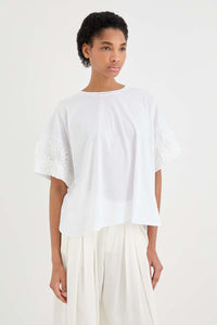 T-SHIRT CON APPLICAZIONI SULLA MANICA