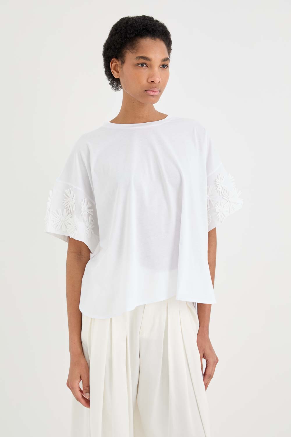 T-SHIRT CON APPLICAZIONI SULLA MANICA